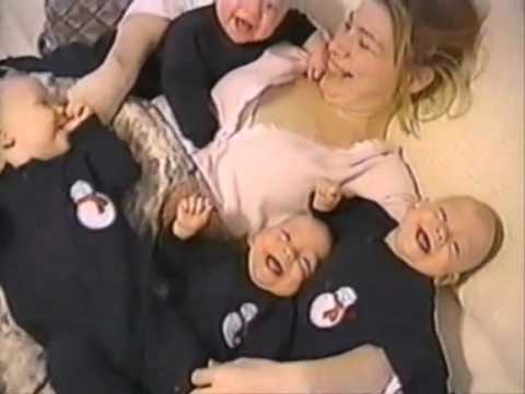 ４人の赤ちゃんが笑い続けると